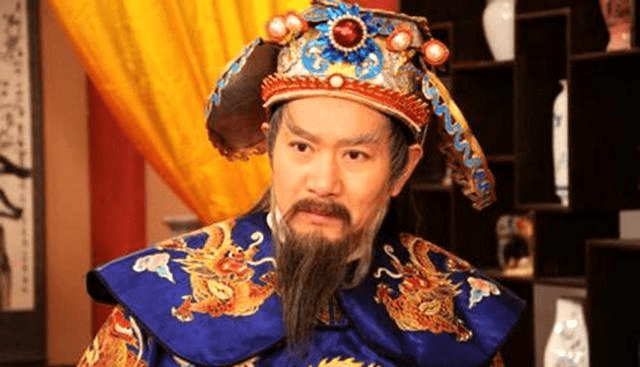 揭秘白小姐四肖与期期的智慧，包青天般的脑筋白小姐四肖选一肖包青天